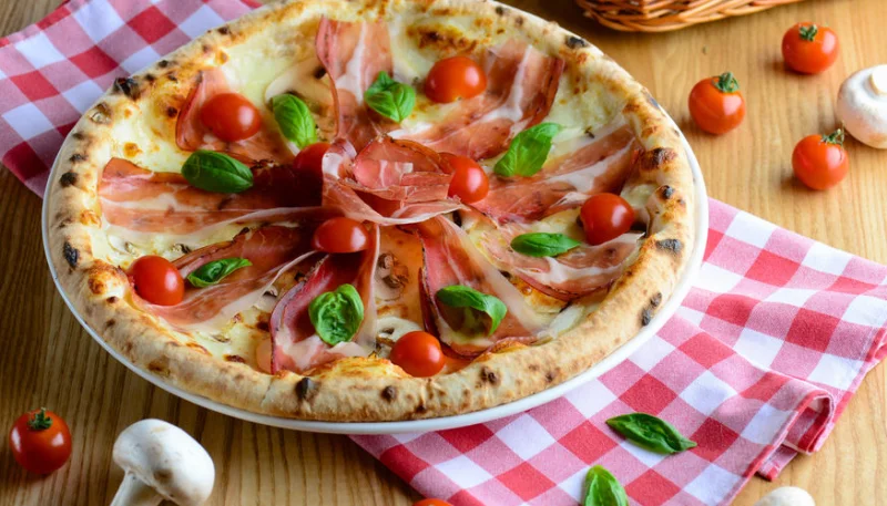 Pizza tomates cerise, mozzarella di buffala et coppa