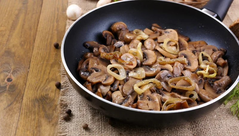 Poêlée de champignons aux oignons