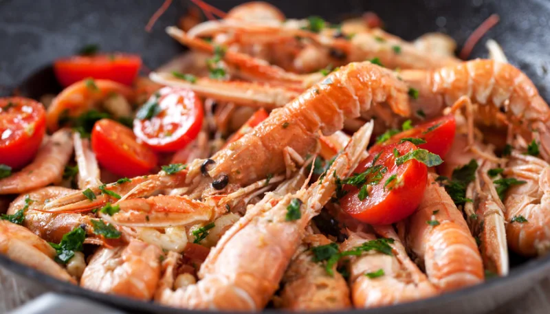 Poêlée de langoustines à la ciboulette et au vin blanc