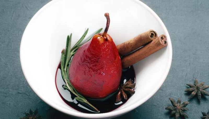 Poires pochées au vin, épices et agrumes