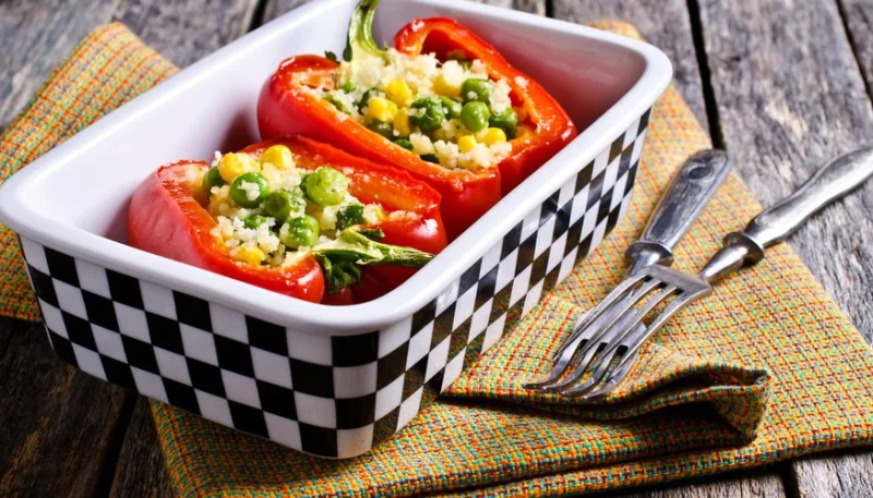 Poivrons farcis à la semoule et aux légumes