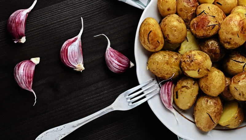 Pommes de terre à l'ail au four