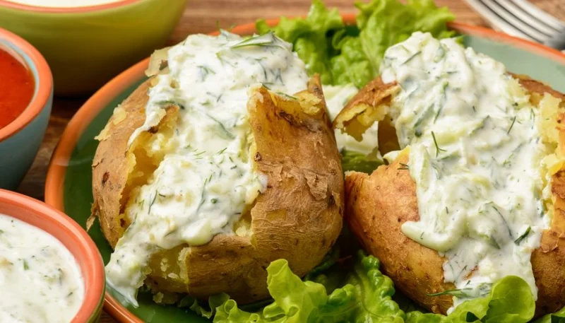 Pommes de terre au four et sauce à la ciboulette