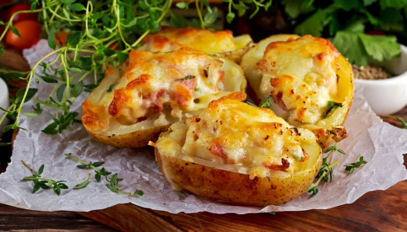 Pommes de terre farcies au gruyère et au jambon