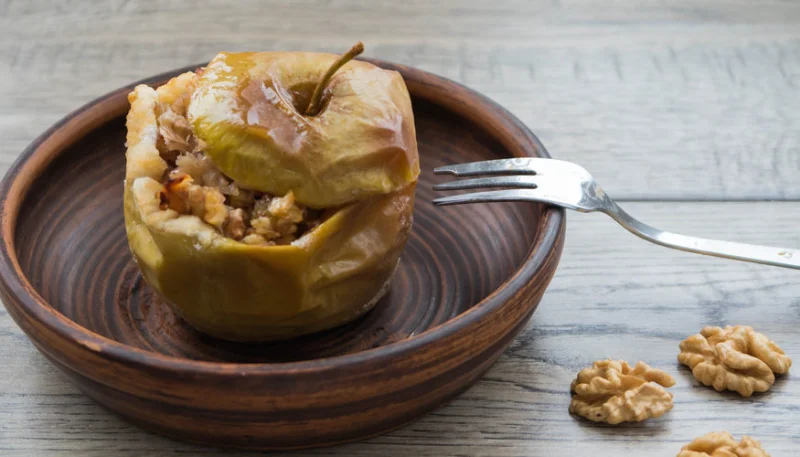 Pommes farcies aux noix au micro-ondes