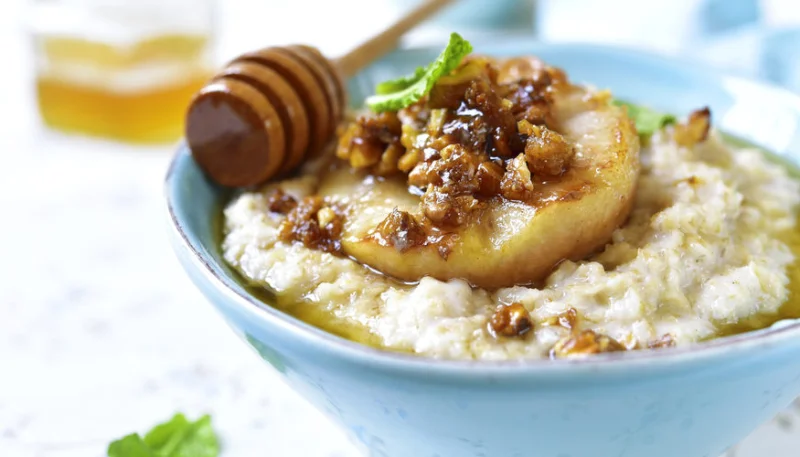 Porridge à la poire, au miel et aux noix