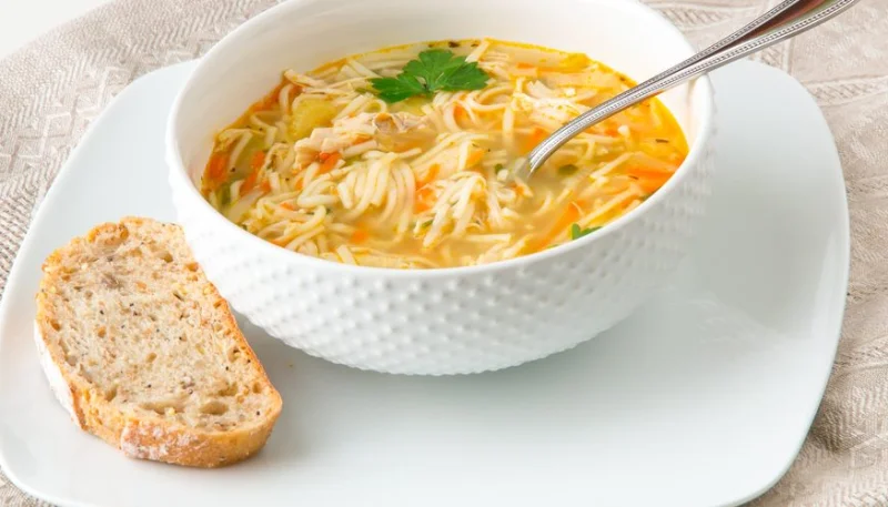 Potage de poulet aux légumes et aux nouilles chinoises