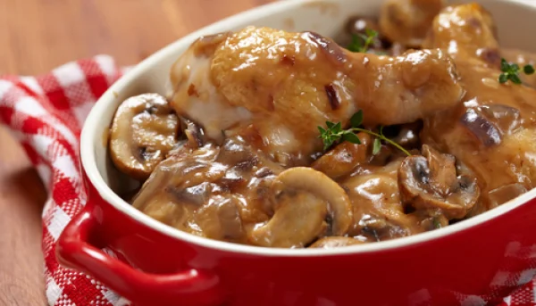 Poulet à la crème et aux champignons en cocotte