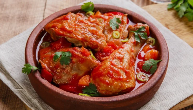 Poulet à la sauce tomate et au vin rouge