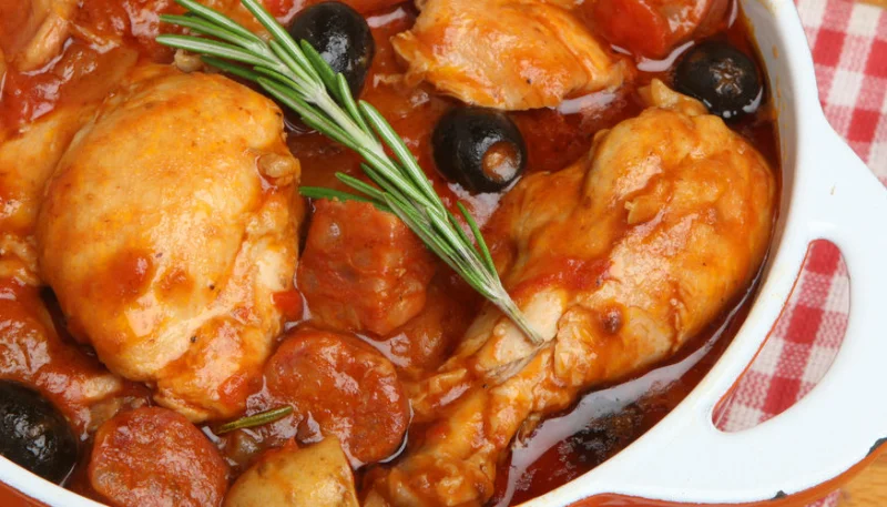 Poulet aux olives et légumes en cocotte