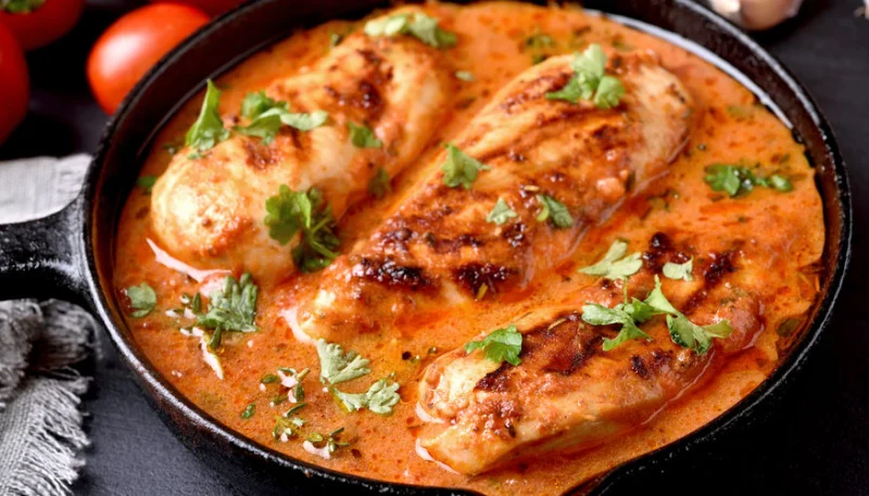 Poulet sauce à la crème et tomates