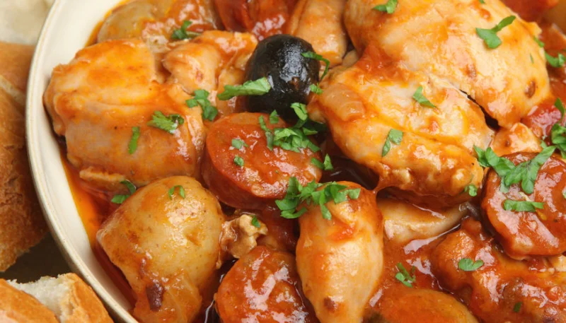 Poulet sauté au chorizo, olives et tomates