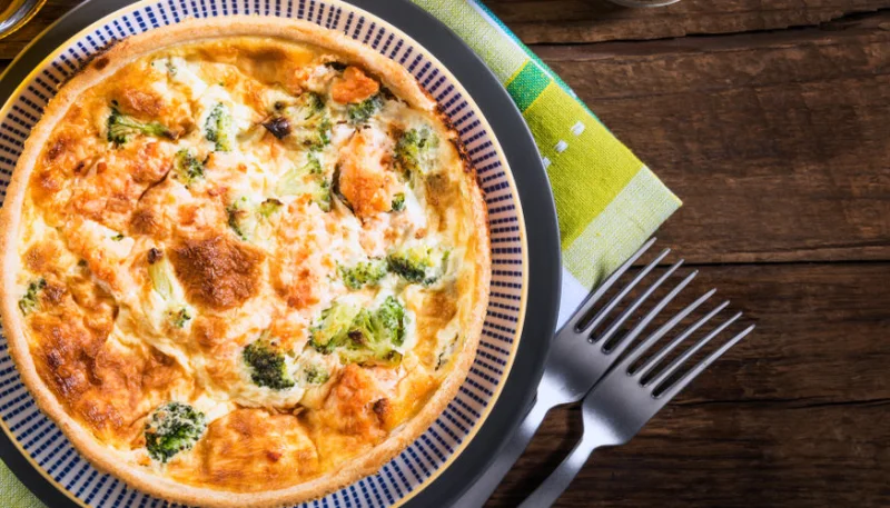 Quiche au saumon, chèvre et brocolis