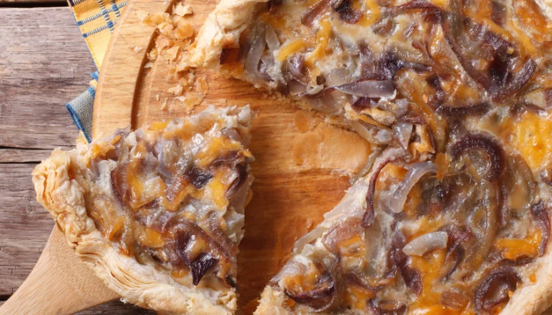 Quiche aux oignons rouges