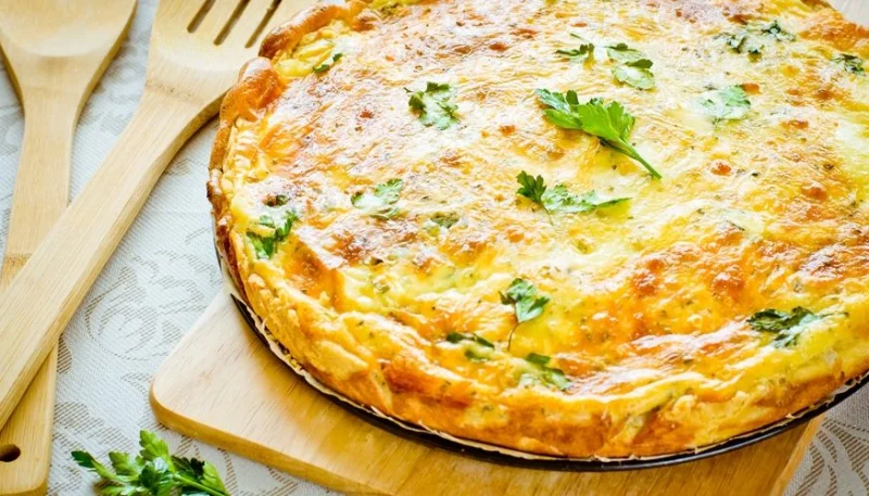 Quiche sans pâte au jambon et aux oignons