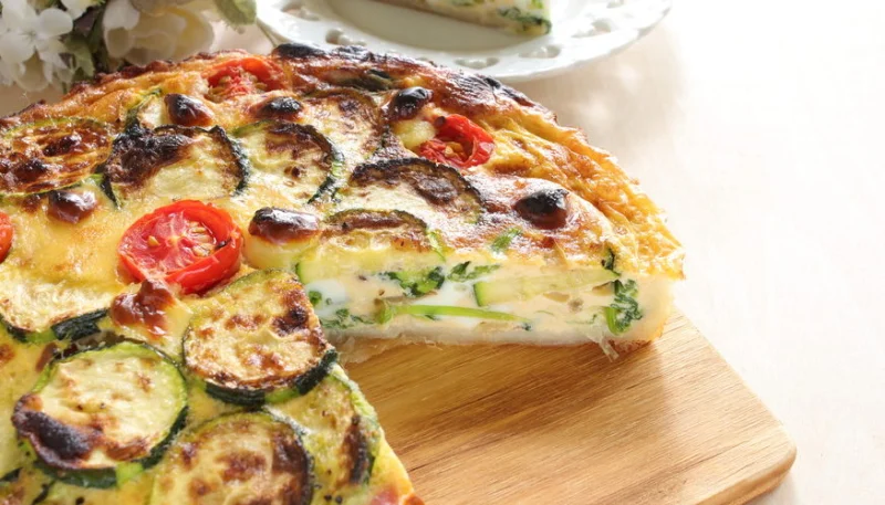 Quiche sans pâte aux courgettes, tomates cerises et mozzarella