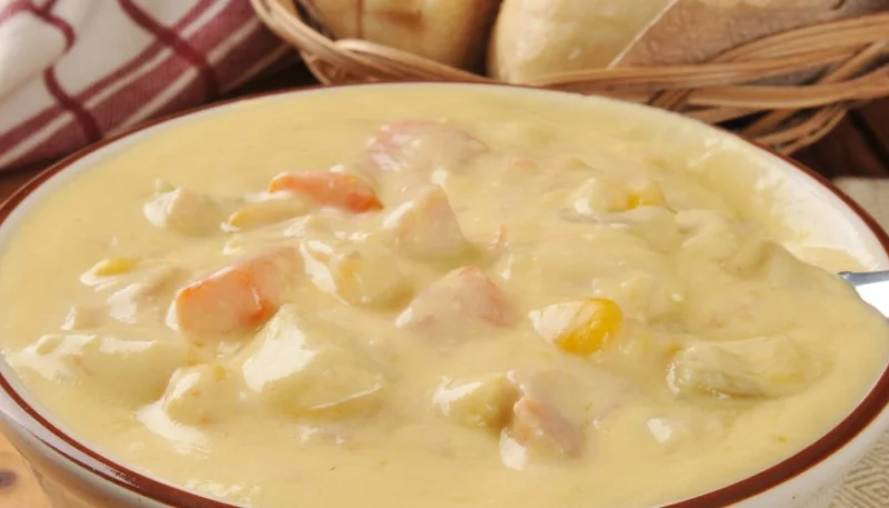 Ragoût de pommes de terre au poulet, haricots blancs et chorizo