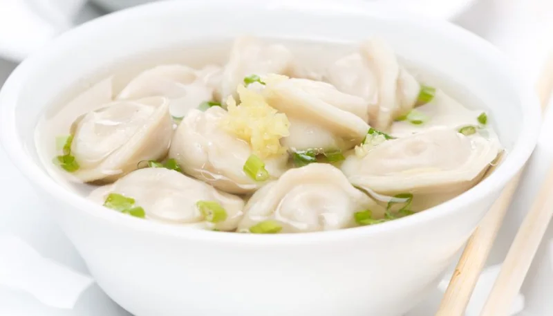 Ravioli au chou chinois et bouillon citronné