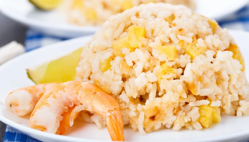Riz sauté aux crevettes et ananas