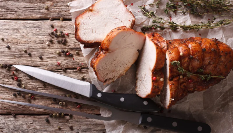 Rôti de dinde lardé