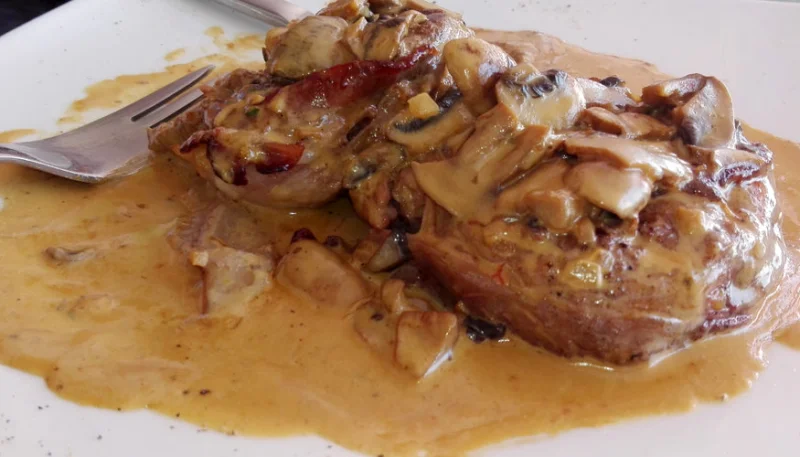 Rôti de porc aux champignons et à la moutarde