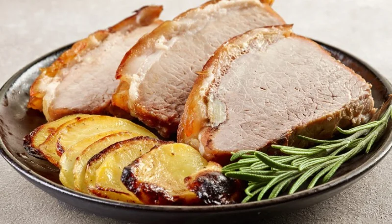 Rouelle de porc à l'ail et pommes de terre