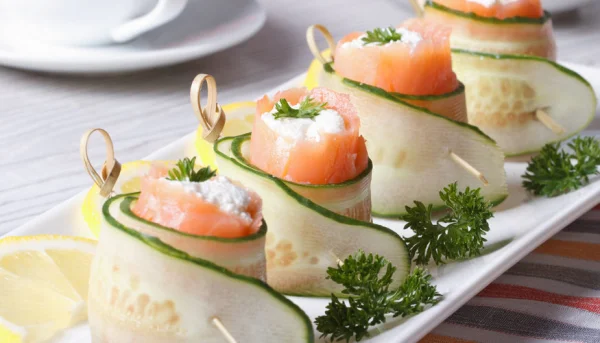 Rouleaux de concombre au saumon fumé