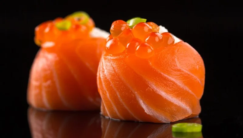 Roulés de saumon, œufs de cailles et œufs de lompe