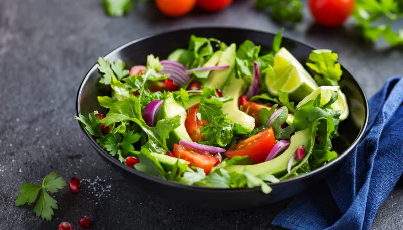 Salade à l'avocat, tomates cerises et oignons