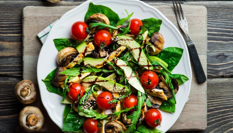 Salade au poulet, avocat et champignons