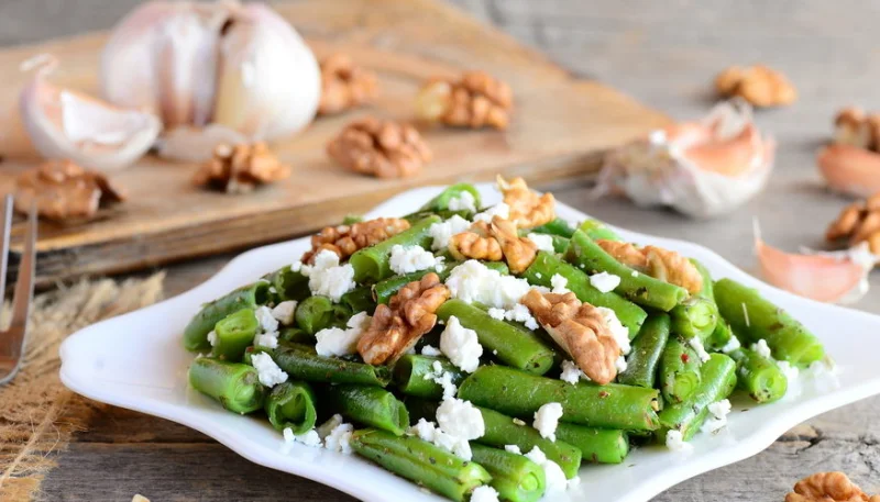 Salade aux haricots verts, feta et noix
