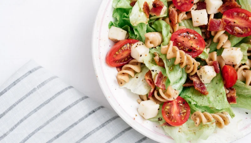 Salade aux pâtes, tomates cerises et bacon