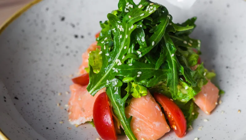 Salade d'avocat à la truite fumée et au citron vert