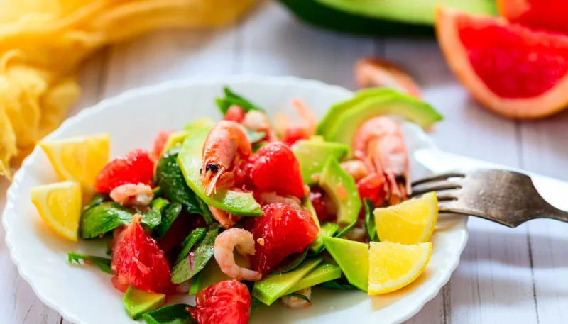 Salade d'avocat, pamplemousse et crevettes
