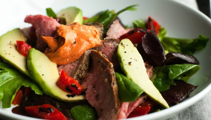 Salade de boeuf et d'avocat