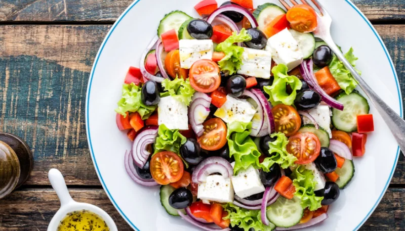 Salade de concombre, tomates cerise, feta et oignons