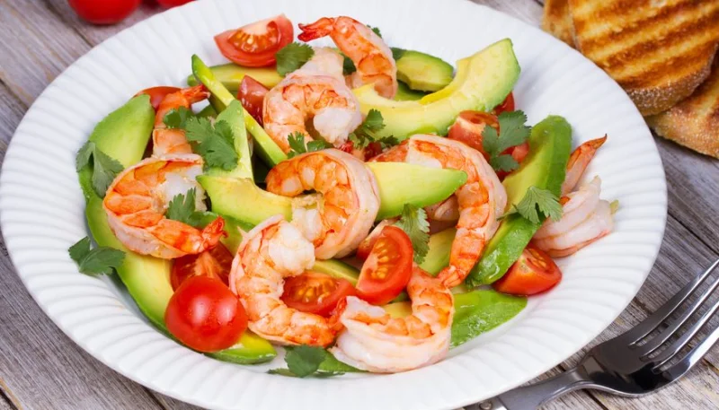 Salade de crevettes, avocat et tomates