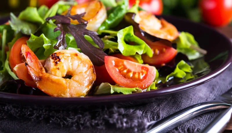 Salade de crevettes et tomates au citron
