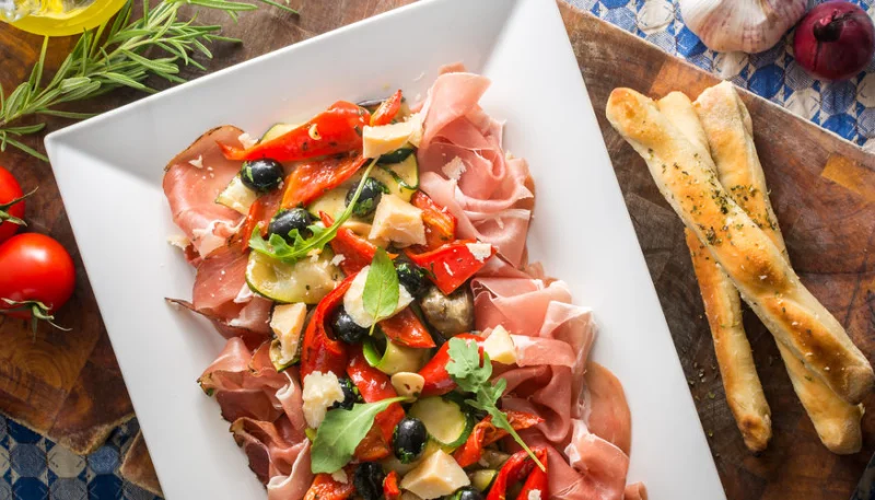 Salade de jambon cru, tomates et olives