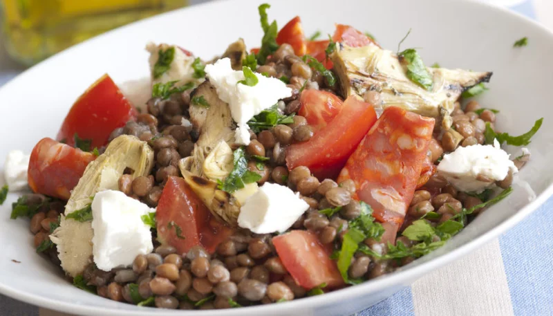 Salade de lentilles aux artichauts, chorizo et feta