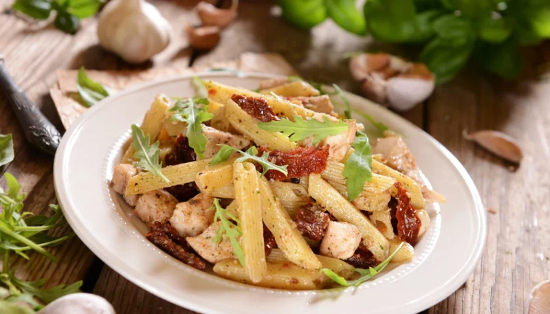 Salade de pâtes au poulet et tomates séchées