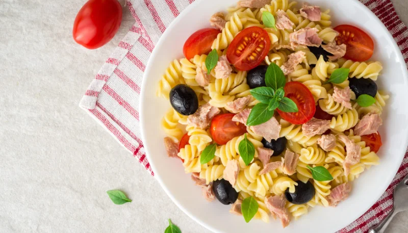 Salade de pâtes au thon et tomates cerise