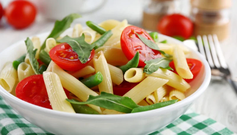 Salade de pâtes, haricots verts et tomates