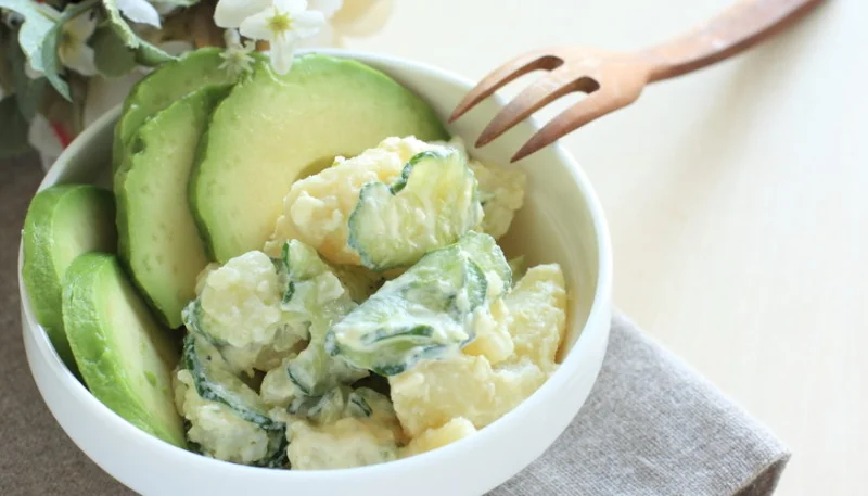 Salade de pommes de terre à l'avocat et aux cornichons