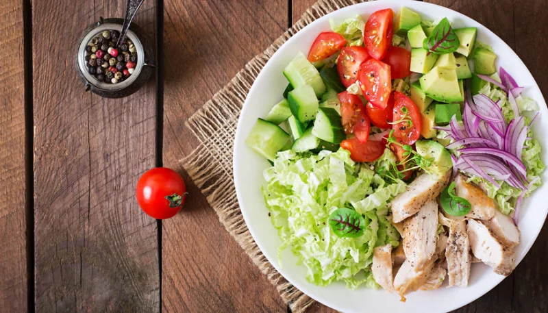 Salade de poulet et crudités