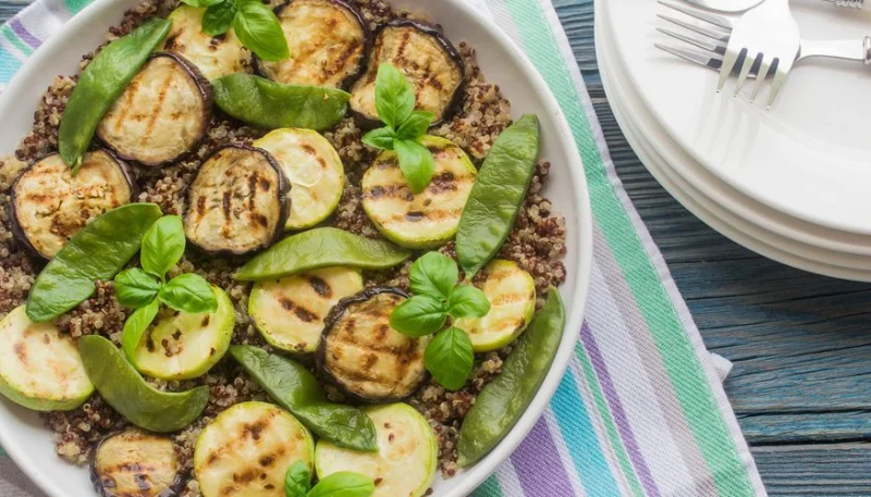 Salade de quinoa, courgette et épinards
