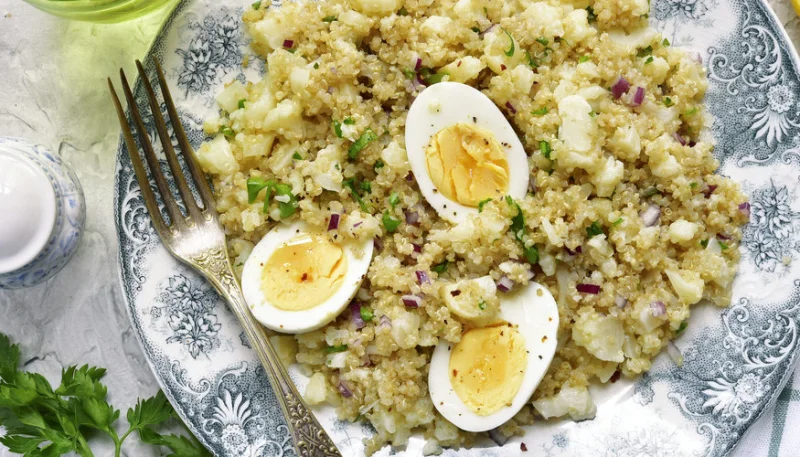 Salade de quinoa, crabe et oeufs durs
