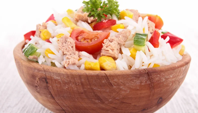Salade de riz au thon et crudités