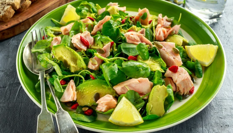 Salade de roquette au saumon et à l'avocat