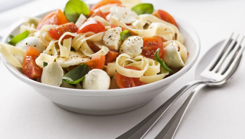 Salade de tagliatelles à la tomate et mozzarella
